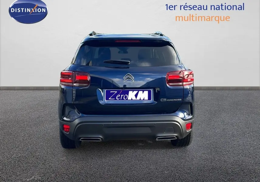 Vue arrière d'un Citroën C5 Aircross 2025 bleu Eclipse Metal avec feux LED et double sortie d'échappement intégrée.