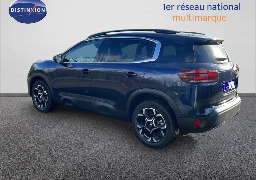 Vue 3/4 arrière droite d'un Citroën C5 Aircross bleu Eclipse Métal avec jantes bi-ton et toit noir.