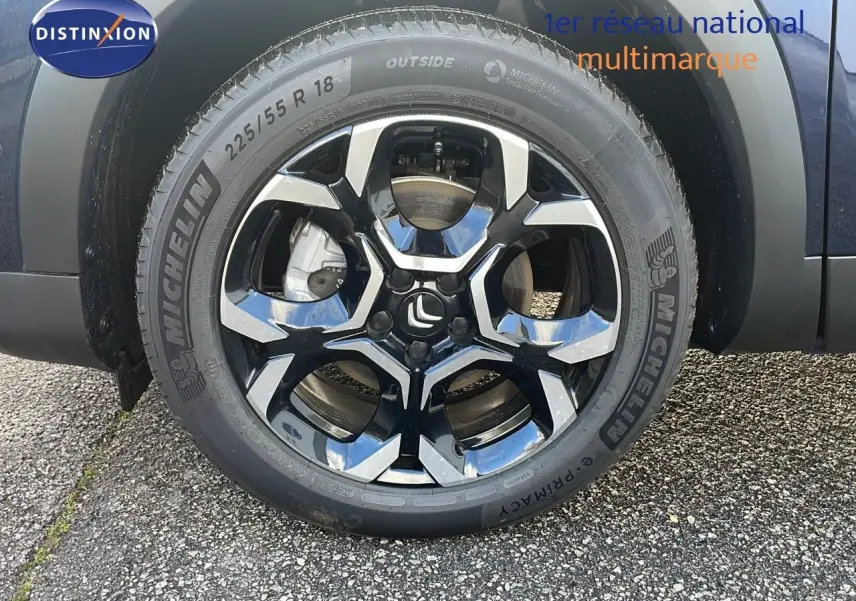 Gros plan sur la roue avant droite du Citroën C5 Aircross bleu Eclipse Metal avec jante alliage bicolore.