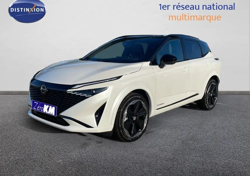 Nissan Qashqai 2025 blanc nacré avec toit noir en vue 3/4 avant, jantes noires et calandre distinctive.