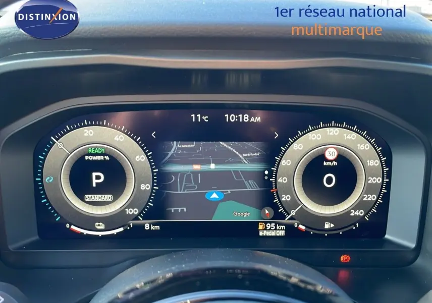 Tableau de bord numérique du Nissan Qashqai 2025 affichant la navigation, vitesse à 0 km/h et mode prêt en blanc nacré toit noir.