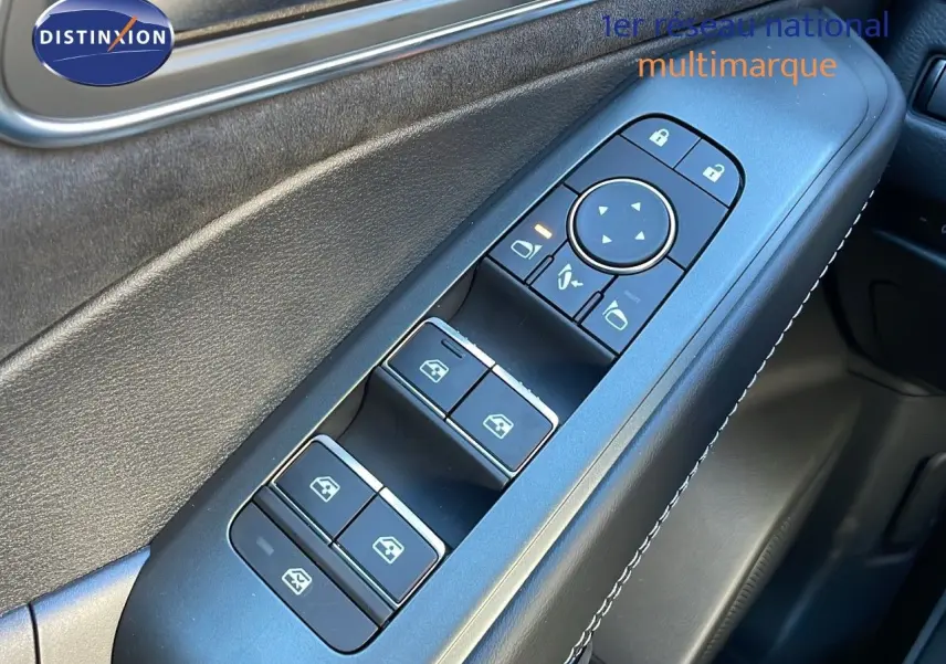 Gros plan sur la commande des vitres et rétroviseurs côté conducteur du Nissan Qashqai 2025 finition N-Design.