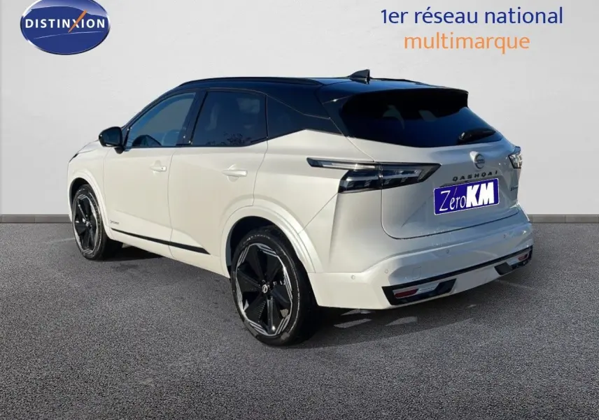 Nissan Qashqai blanc nacré avec toit noir, vue 3/4 arrière côté gauche, jantes noires et feux arrière LED.
