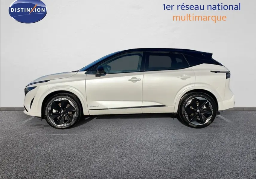 Profil droit du Nissan Qashqai blanc nacré avec toit noir, roues noires et lignes modernes 2025.