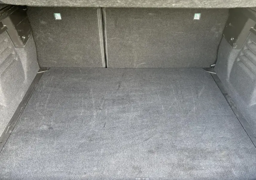 Vue intérieure du coffre spacieux et tapissé en noir du Renault SYMBIOZ E-Tech Full Hybrid 2025.