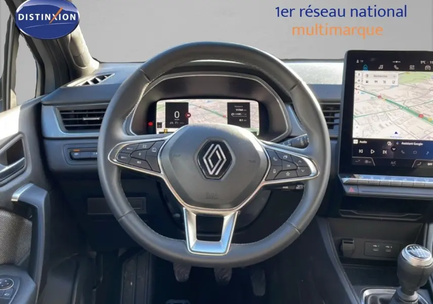 Vue intérieure centrée sur le volant en cuir et le tableau de bord numérique du Renault Captur 2025, finition TECHNO.