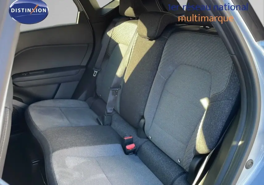 Vue latérale du siège arrière droit en tissu gris du Renault Captur 2025, avec ceinture de sécurité visible.