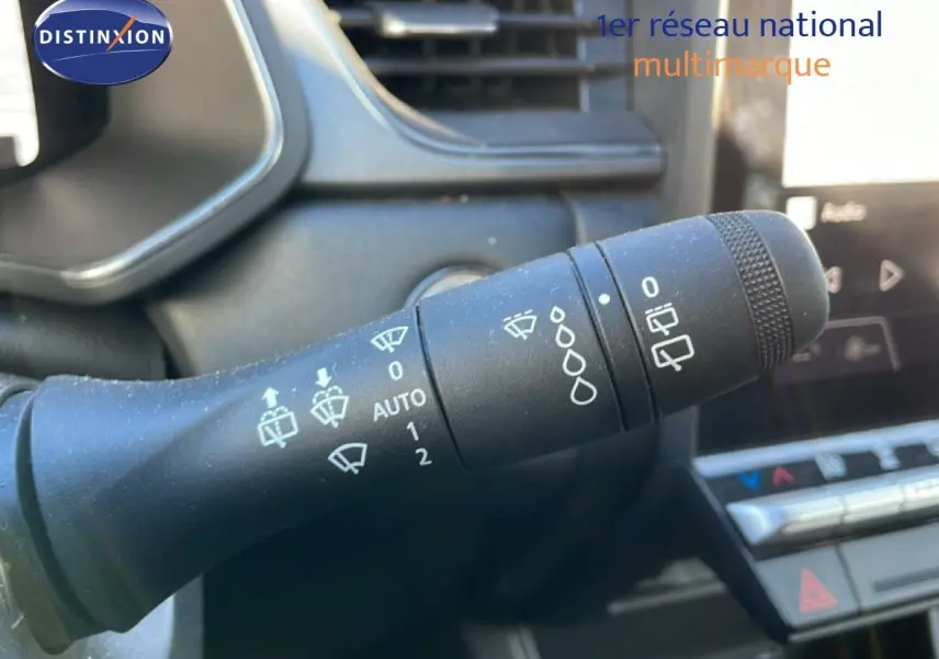 Gros plan sur la commande des essuie-glaces du Renault Captur gris Rafale métal avec toit noir, intérieur noir visible.