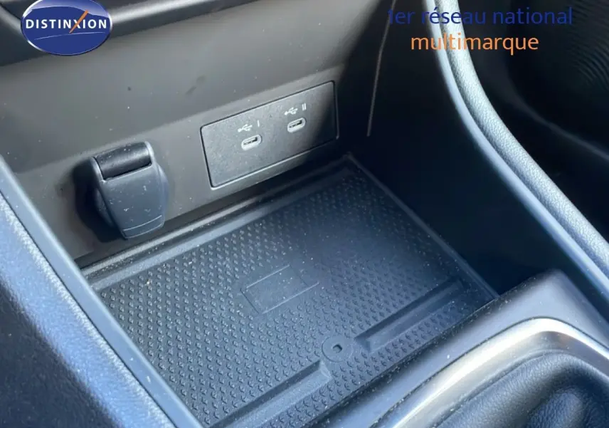 Gros plan sur la console centrale noire du Renault Captur 2025, avec ports USB-C doubles et prise 12V visibles.