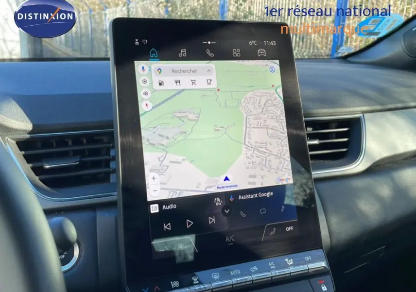 Vue intérieure centrée sur l'écran tactile vertical du tableau de bord du Renault Captur 2025, finition TECHNO.