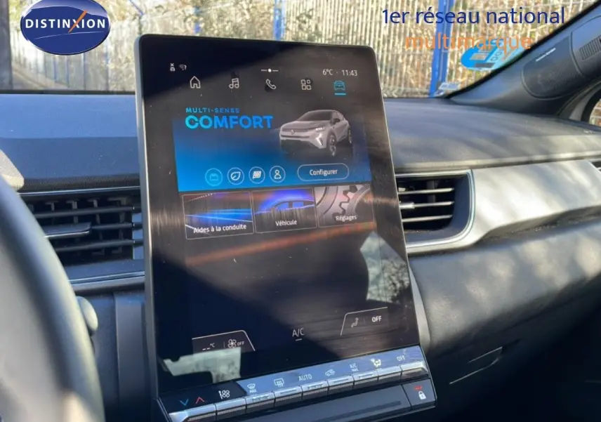 Vue intérieure du tableau de bord du Renault Captur 2025, écran tactile central affichant le mode Confort.