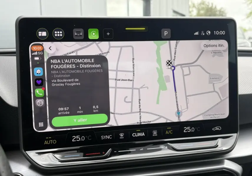 Écran tactile central 12,9 pouces affichant la navigation GPS dans l'habitacle du SEAT Leon 2025.