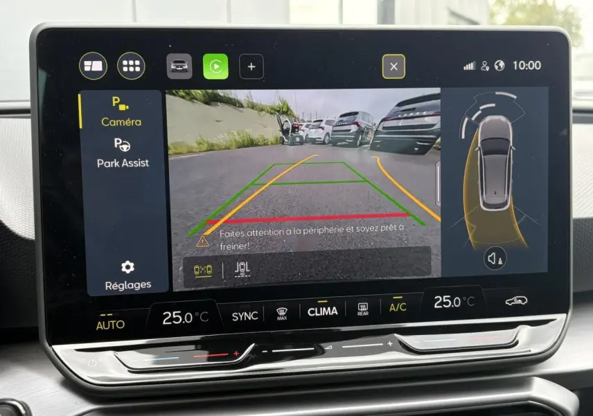 Écran tactile intérieur du SEAT Leon 2025 montrant la caméra de recul et l’aide au stationnement active.