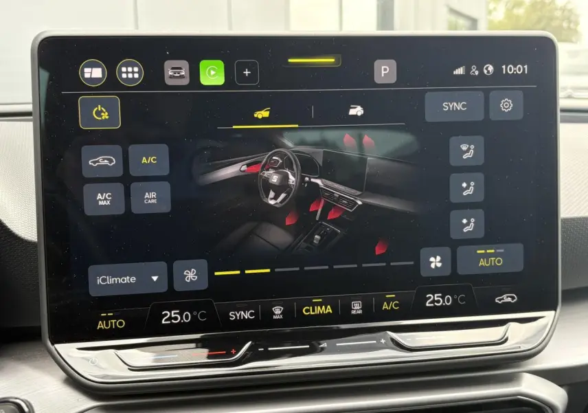 Écran tactile central de la SEAT LEON 2025 affichant les réglages de climatisation et la vue intérieure du véhicule.
