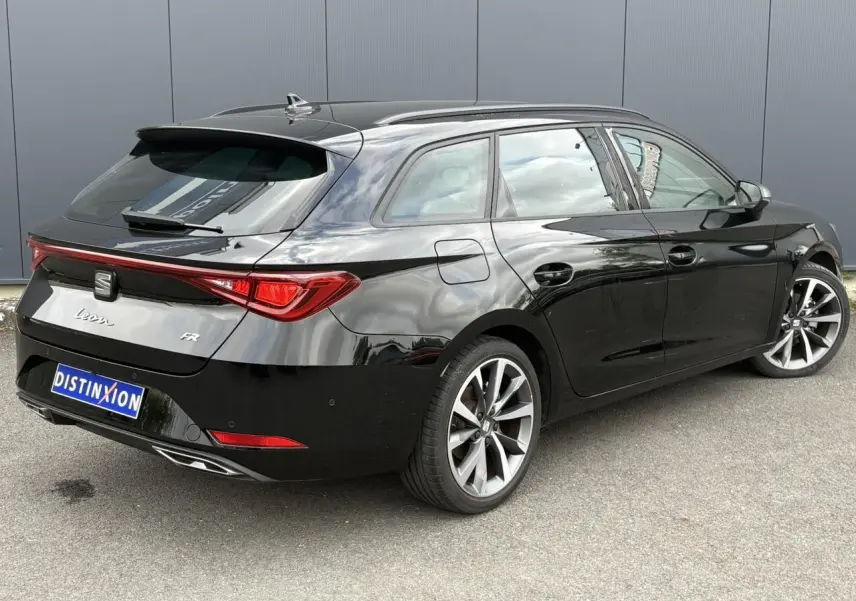 SEAT Leon 1.5 e-TSI 150 FR noir Minuit vue 3/4 arrière droit avec jantes alliage 18 pouces et feux arrière LED.
