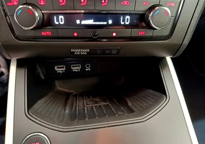 Vue rapprochée de la console centrale du SEAT Arona 2019, avec commandes climatisation et bouton démarrage.
