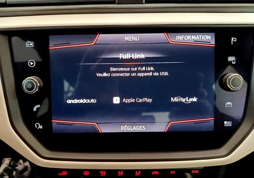 Écran tactile central du système multimédia du SEAT Arona gris clair, affichant les options Apple CarPlay et Android Auto.