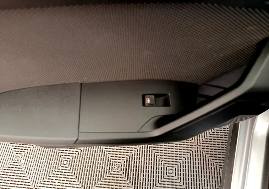 Détail de la porte intérieure côté conducteur d’un SEAT Arona gris clair, bouton de verrouillage visible.