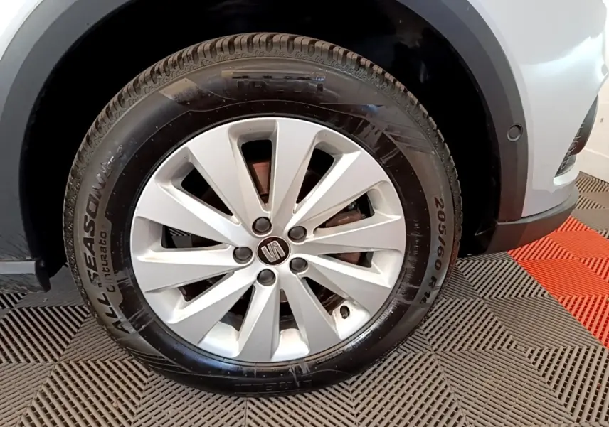 Gros plan sur la roue avant droite gris clair du SEAT Arona 2019 avec jante alu et logo central visible.