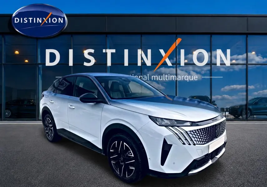 Peugeot 3008 blanc en 3/4 avant droit, avec calandre distinctive et jantes alliage noires devant un showroom.