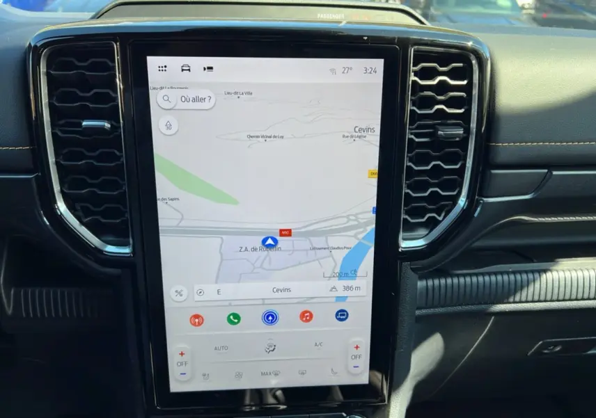 Vue rapprochée de la console centrale du Ford Ranger 2025 gris carbone, écran tactile affichant la navigation GPS.