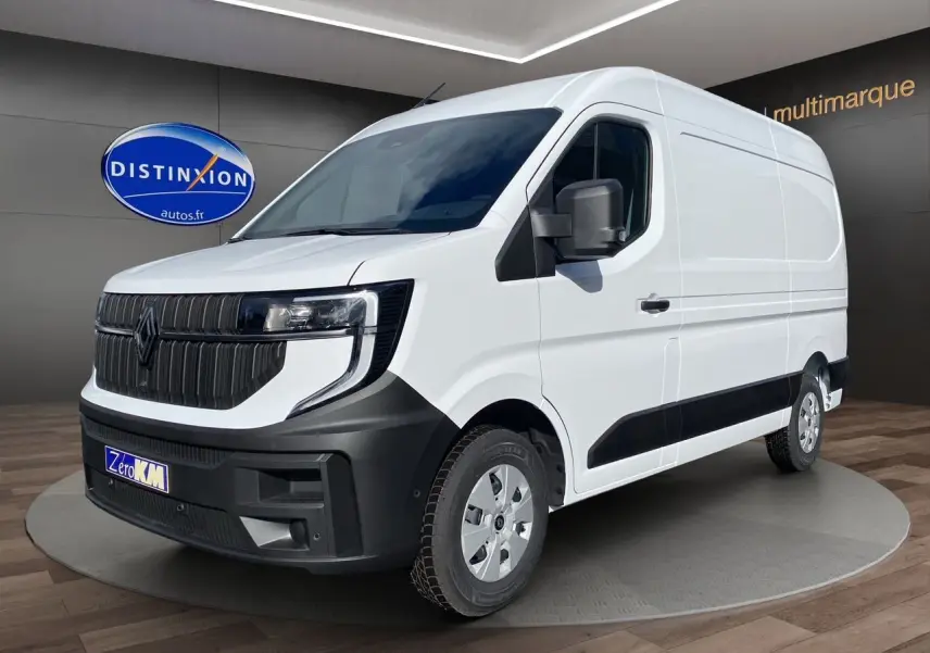 Renault Master blanc en 3/4 avant droit, avec calandre noire distinctive et pare-chocs contrasté noir.