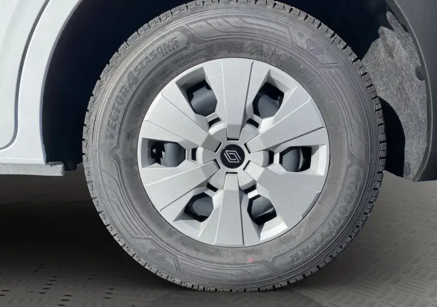 Gros plan sur la roue avant droite du Renault Master 2025 blanche, avec jante argentée et pneu Goodyear Vector 4 Seasons.