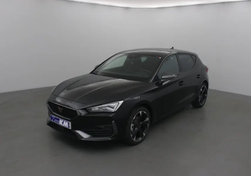 Vue 3/4 avant d'une CUPRA Leon noire 2023 avec jantes noires et détails sportifs visibles.