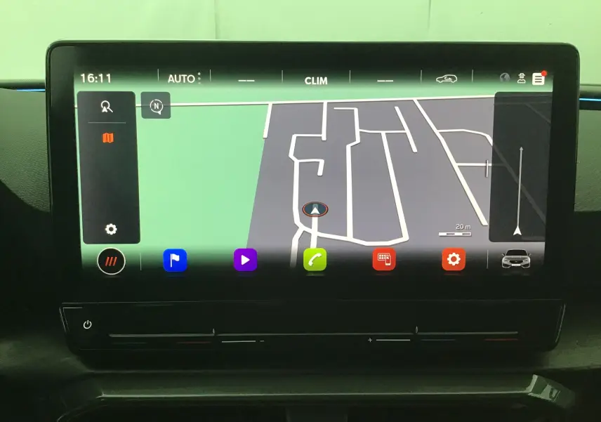 Écran tactile central du tableau de bord du CUPRA Leon 2023 affichant la navigation et les commandes multimédias.
