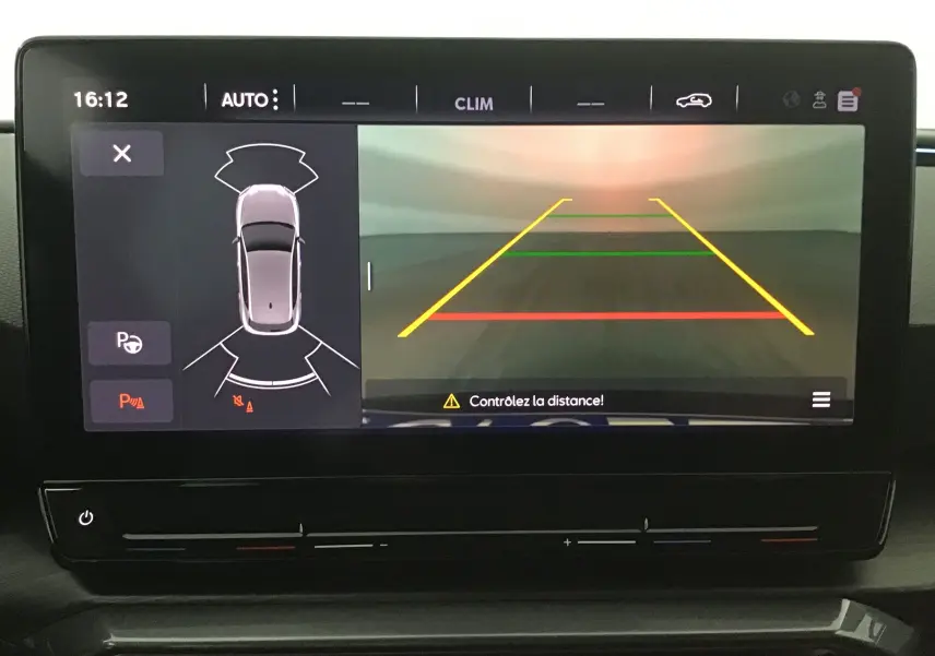 Écran tactile du système multimédia de la Cupra Leon 2023 montrant la caméra de recul et l'aide au stationnement.
