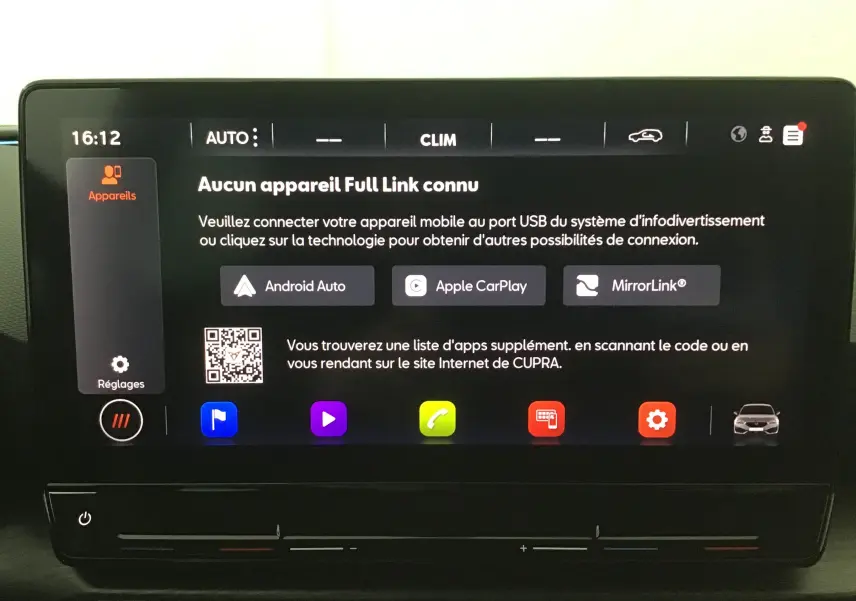 Écran tactile central du tableau de bord de la CUPRA Leon 2023 affichant les options de connectivité Android Auto, Apple CarPlay et MirrorLink.