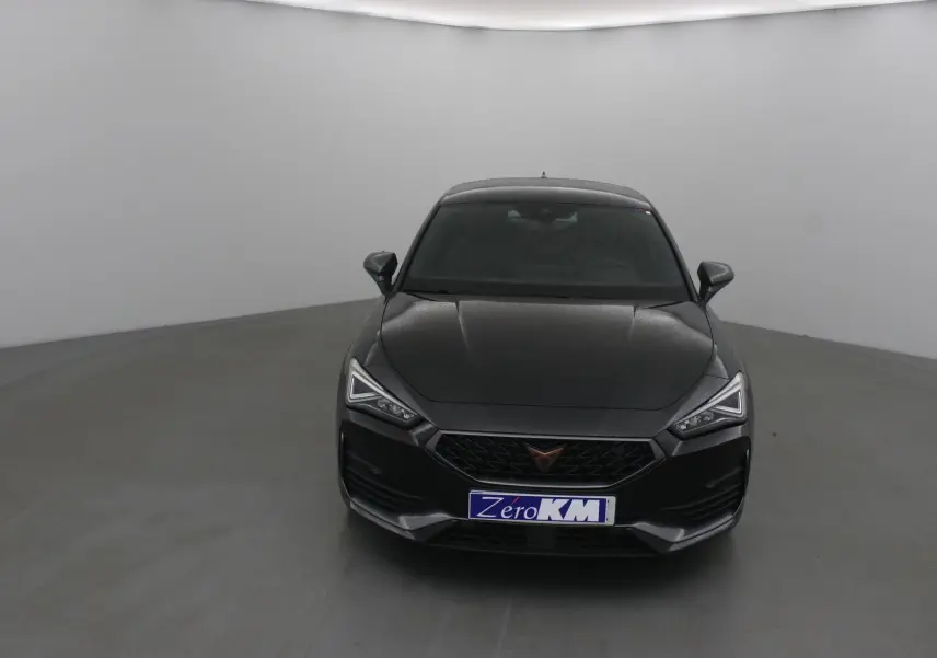 Vue frontale d'une CUPRA Leon noire 2023 avec phares LED anguleux et calandre noire distinctive.