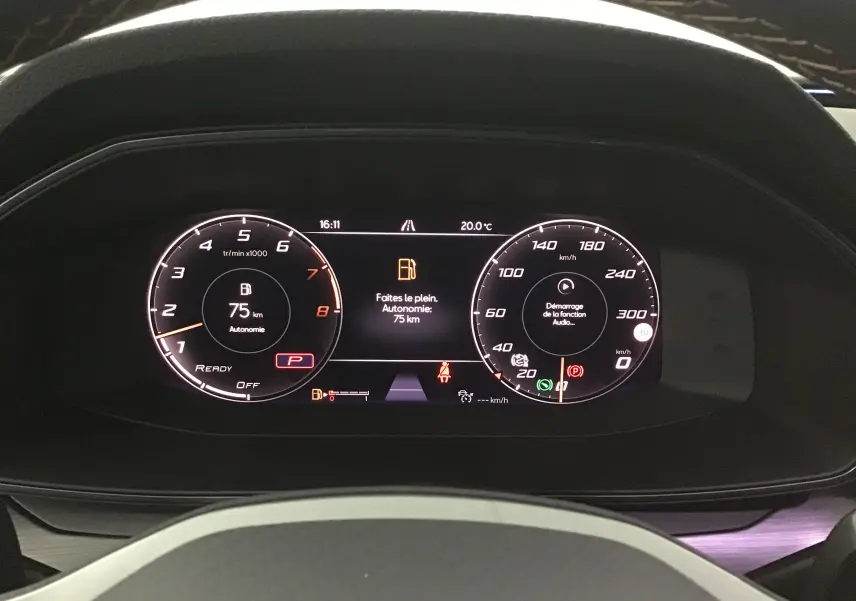 Tableau de bord numérique de la CUPRA Leon 2023 affichant l'autonomie de 75 km et la vitesse à 0 km/h.
