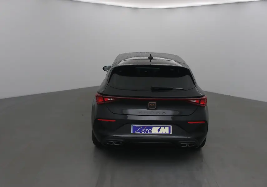 Vue arrière d'une CUPRA Leon noire 2023 avec feux LED et double sortie d'échappement intégrée.