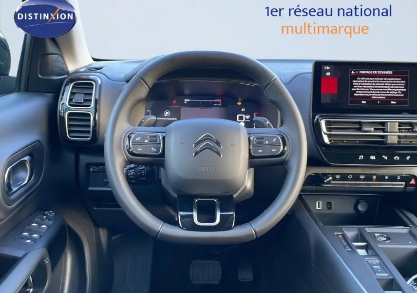 Vue intérieure centrée sur le volant et tableau de bord numérique du Citroën C5 Aircross noir Perla Metal 2025.