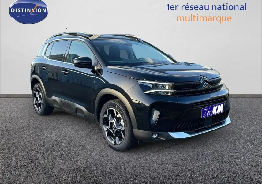 Citroën C5 Aircross noir perla metal en 3/4 avant droit, avec jantes bi-ton et protections latérales grises.