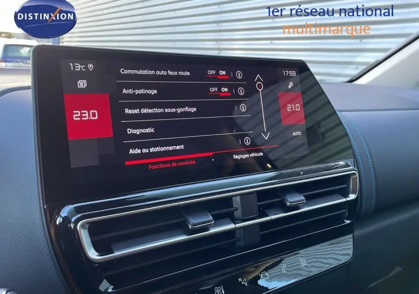 Vue intérieure du tableau de bord du Citroën C5 Aircross 2025, écran tactile affichant les réglages d’aide à la conduite.