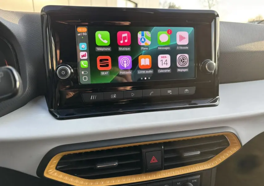 Vue rapprochée de l’écran tactile central du SEAT Arona 2025 avec interface Apple CarPlay affichée.
