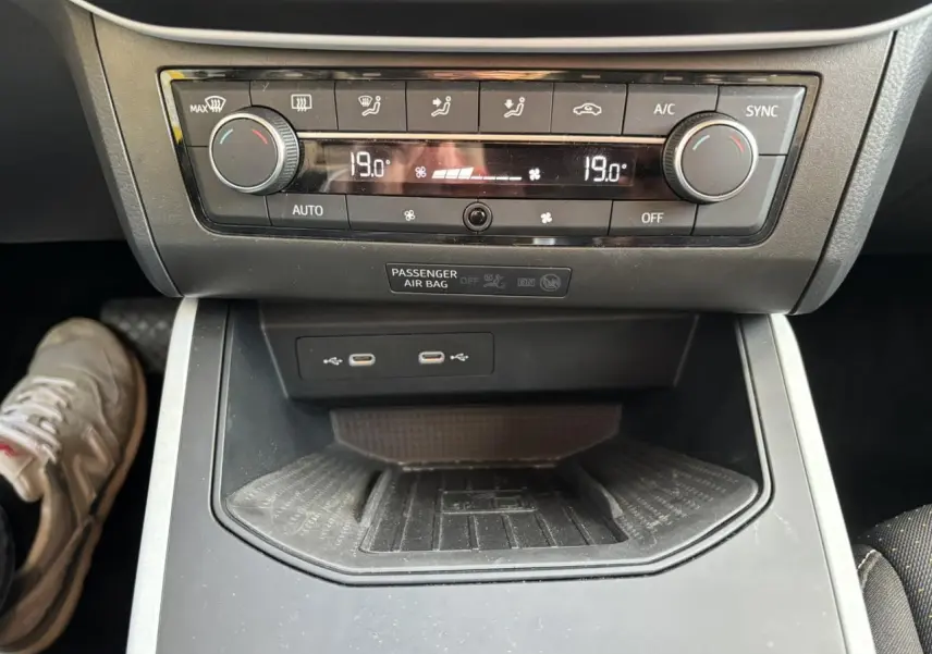 Vue rapprochée de la console centrale du SEAT Arona 2025, montrant la climatisation bi-zone et deux ports USB-C.