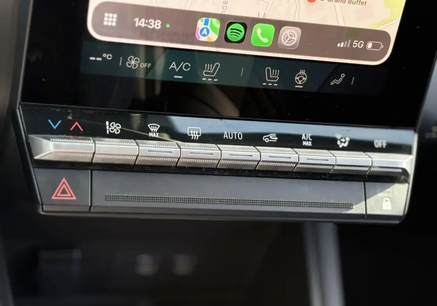 Détail de la console centrale tactile du Renault Symbioz 2025 avec commandes climatisation et écran multimédia.