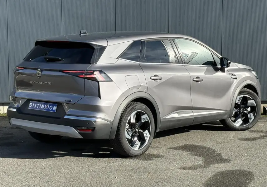 Vue 3/4 arrière droite d'un Renault Symbioz gris Cassiopée avec jantes 18 pouces et hayon mains libres.
