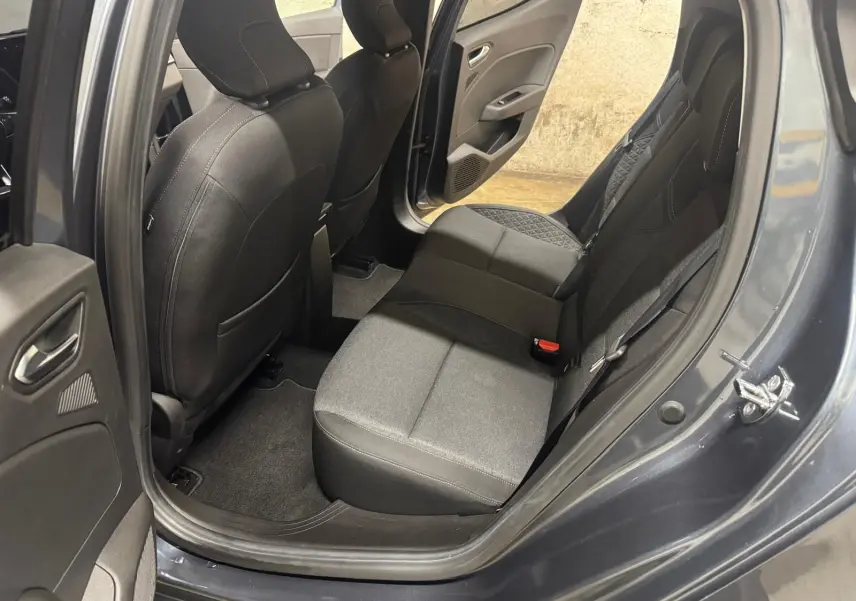 Vue intérieure côté arrière droit de la Renault Clio V Business 2019 gris titanium, montrant les sièges arrière en tissu noir.