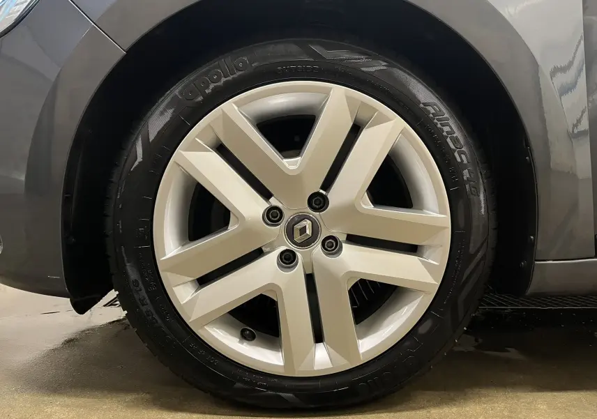 Gros plan sur la roue avant gauche d'une Renault Clio V Business gris titanium, mettant en valeur la jante alliage et le pneu Apollo.