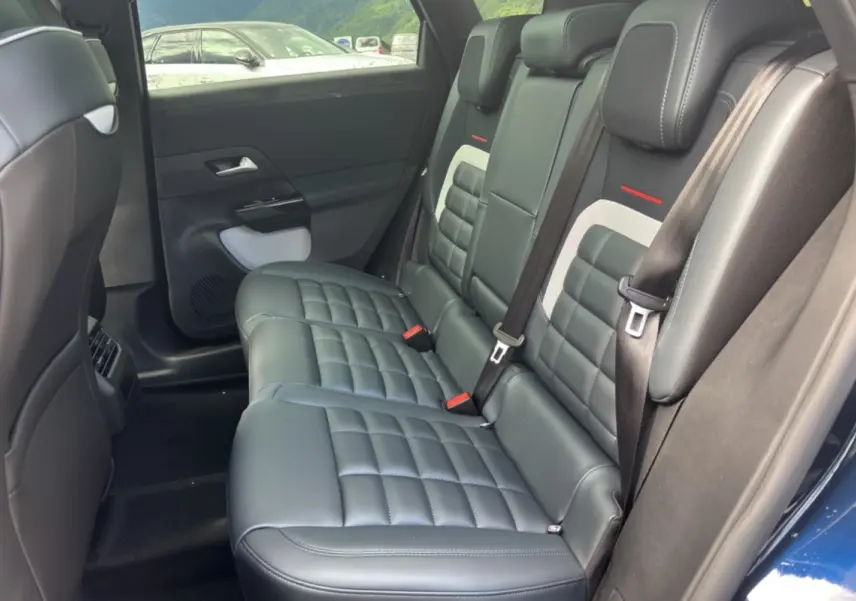 Vue intérieure côté droit sur la banquette arrière en cuir noir matelassé du Citroën C5 Aircross New Hybrid 2026.