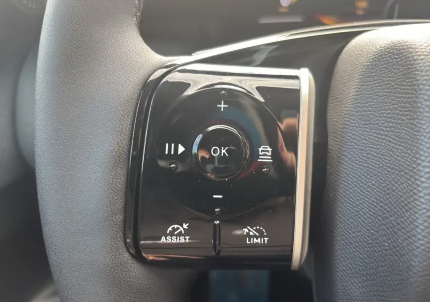 Gros plan sur les commandes multifonctions noires du volant cuir d’un Citroën C5 Aircross New Hybrid 2026.