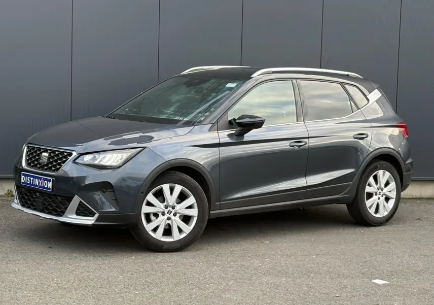 SEAT Arona TSI 115 DSG Xpérience gris magnétique en 3/4 avant droit avec toit contrasté et jantes alliage 17 pouces.