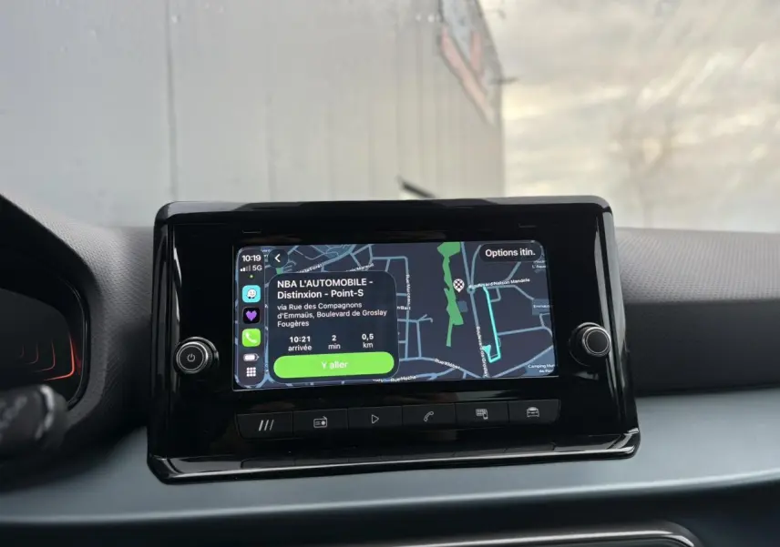 Écran tactile du système de navigation de la SEAT Arona 2025 affichant un itinéraire avec commandes autour.