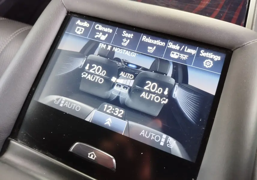 Écran tactile intérieur de la Lexus LS 500H 2020 montrant les réglages automatiques de climatisation et sièges chauffants.