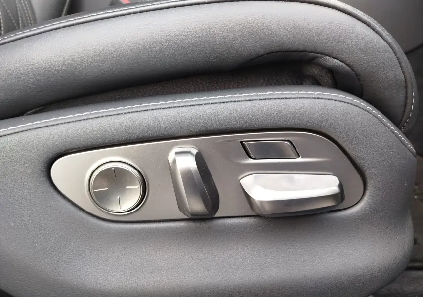 Gros plan sur les commandes de réglage électrique du siège en cuir noir d'une Lexus LS 500H gris manganèse, 2020.