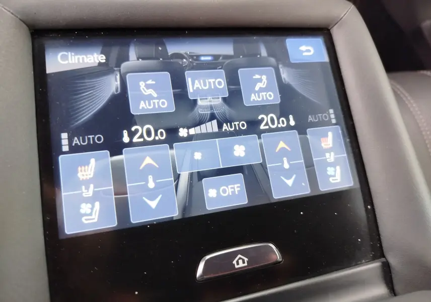 Écran tactile de la climatisation automatique du Lexus LS 500H 2020, affichant réglages à 20°C et sièges chauffants.